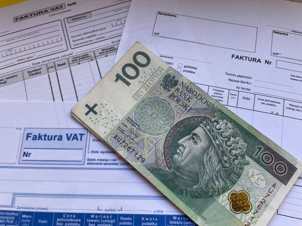 Banknot 100 zł na fakturach VAT firmy przeprowadzkowej